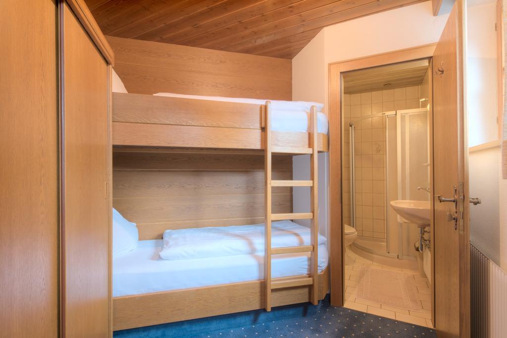 Hotel Garni Almjur Sankt Anton am Arlberg Oda fotoğraf